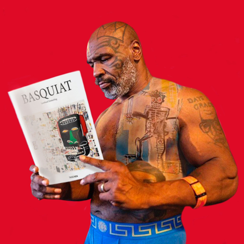 MIKE CONTEMPLANDO SU PRÓXIMO TATUAJE